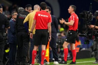 auto si schianta sui tifosi, ci sono feriti e gara interrotta