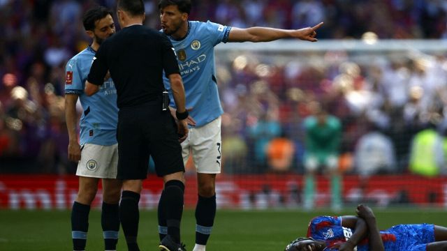 Fa Cup al Crystal Palace ma che errore dell'arbitro, brutto gesto di Guardiola a fine gara