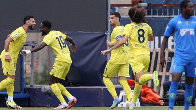 Dia gol da sorpasso Champions, follia Hysaj e Colombo, gol annullati e VAR decisivo