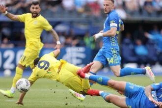arbitro flop, inventa un rosso, nega un rigore e dimentica un'espulsione