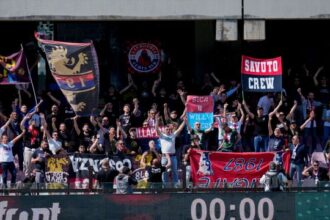 i tifosi calabresi fanno esplodere la protesta, lancio di razzi dall'esterno e match sospeso