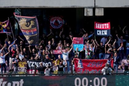 i tifosi calabresi fanno esplodere la protesta, lancio di razzi dall'esterno e match sospeso