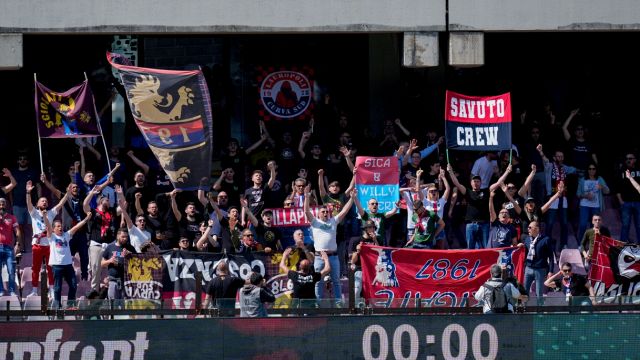 i tifosi calabresi fanno esplodere la protesta, lancio di razzi dall'esterno e match sospeso