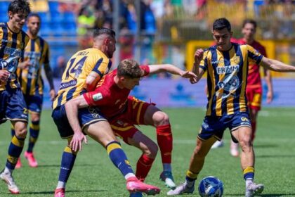 negato rigore netto al Catanzaro, irregolare gol del Modena