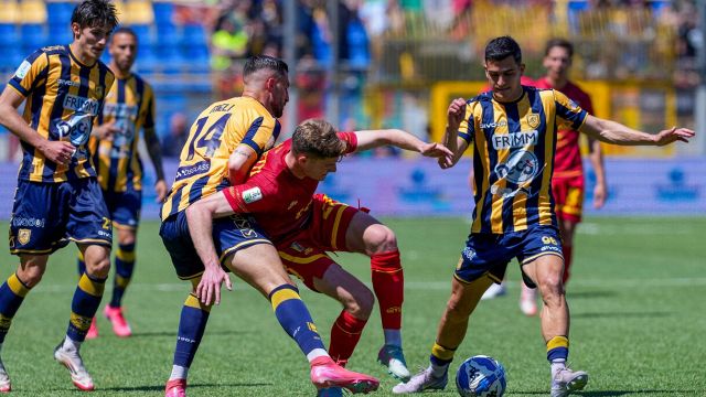 negato rigore netto al Catanzaro, irregolare gol del Modena