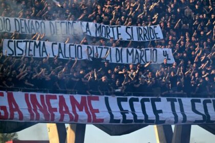 i tifosi salentini fischiano l’inno della Serie A e insultano Conte