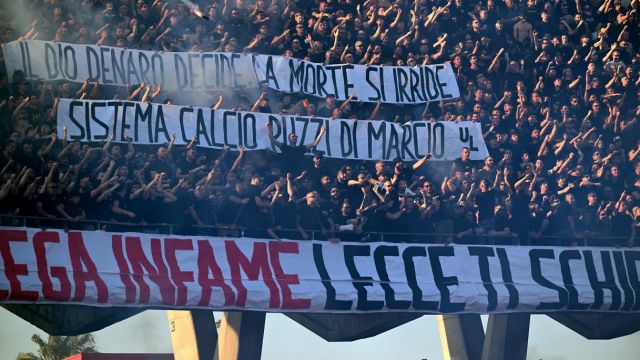 i tifosi salentini fischiano l’inno della Serie A e insultano Conte