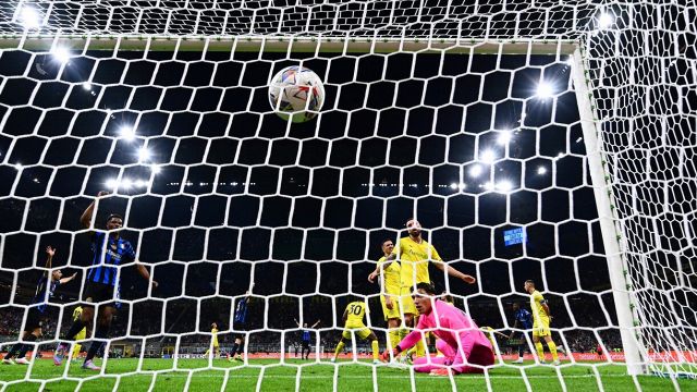 Inter, Bisseck fa esultare Milano dopo 45' ma è bufera sull'arbitro Chiffi