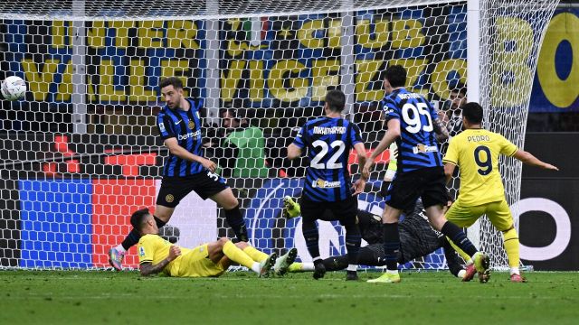 Pedro allontana lo scudetto, gol annullato ad Arnautovic nel finale