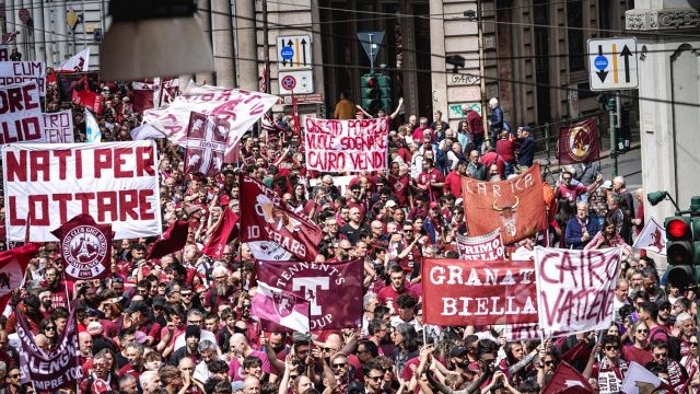 Torino, l’anniversario della tragedia di Superga si trasforma nella contestazione a Cairo: la bordata dell’ex Bruno