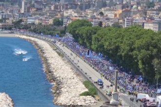 Napoli incanta con la festa scudetto del lungomare. E De Laurentiis dà il benvenuto a De Bruyne 