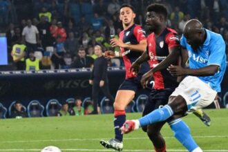 Napoli, Mina e il siparietto con Lukaku: “Ti ho lasciato fare gol”. La frase scatena i tifosi dell’Inter: “Altro che Marotta League”