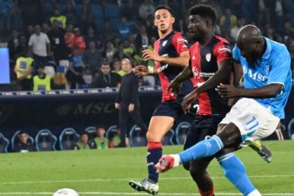 Napoli, Mina e il siparietto con Lukaku: “Ti ho lasciato fare gol”. La frase scatena i tifosi dell’Inter: “Altro che Marotta League”