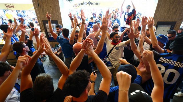 feriti diversi tifosi nerazzurri, Polizia costretta a usare i lacrimogeni