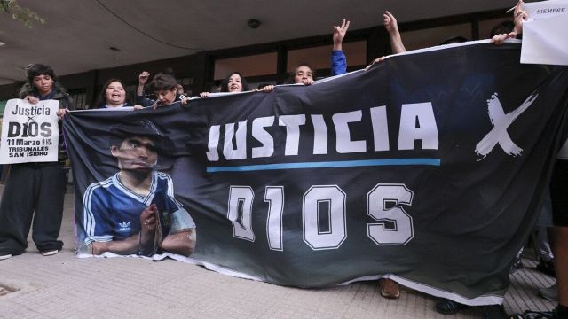 Processo Maradona sospeso per la controversia con "il giudice di Dio": che polemica