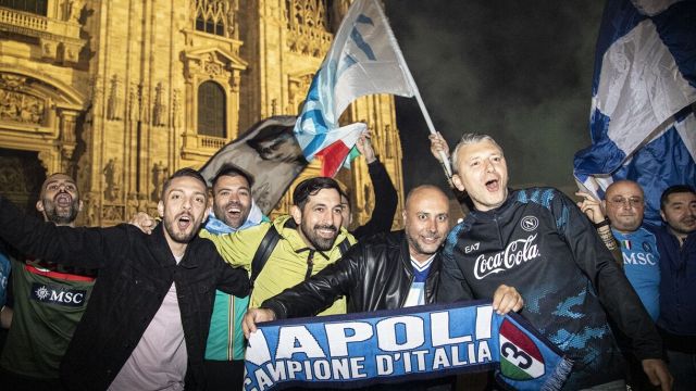 Piazza Duomo diventa provincia di Napoli, polemica per la festa dei tifosi azzurri