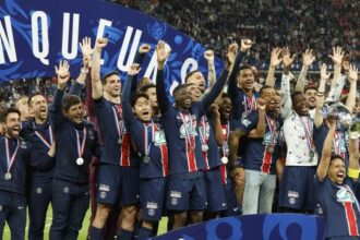 sfilata agli Champs-Elysees e Tour d'Eiffel che si illumina a ogni gol francese