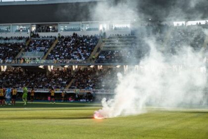 Lecce-Napoli, scontri tifosi azzurri e polizia, incidenti e petardi in campo: cosa rischia la capolista