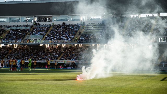 Lecce-Napoli, scontri tifosi azzurri e polizia, incidenti e petardi in campo: cosa rischia la capolista