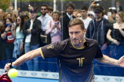 dal cucchiaio al padel con Sinner, dagli squali alle Maldive alle barzellette mai dette