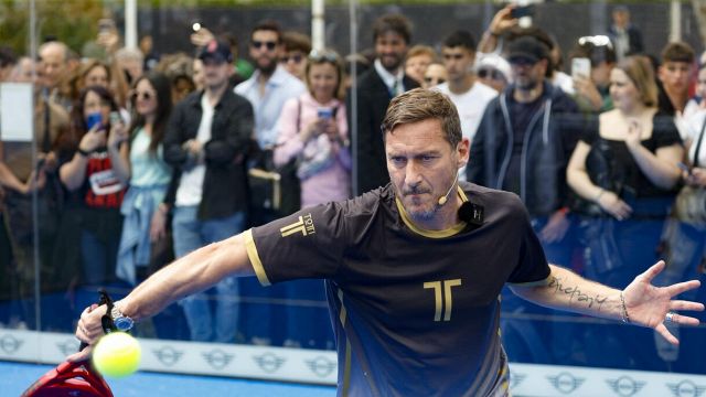 dal cucchiaio al padel con Sinner, dagli squali alle Maldive alle barzellette mai dette