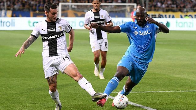 Lukaku è un fantasma, Raspadori stecca, McTominay sfortunato ma la vetta è salva