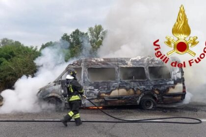 Inter, minibus con a bordo tre calciatori delle giovanili prende fuoco: tutti illesi
