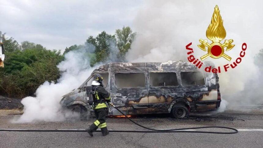 Inter, minibus con a bordo tre calciatori delle giovanili prende fuoco: tutti illesi