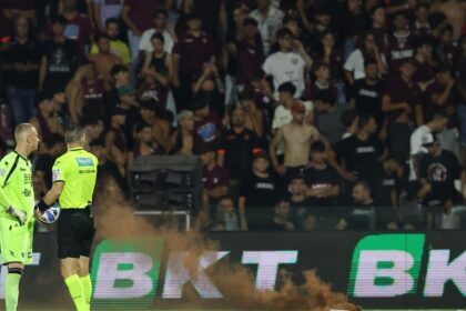 Playout Serie B, sospesa Salernitana-Sampdoria per lancio di fumogeni e seggiolini