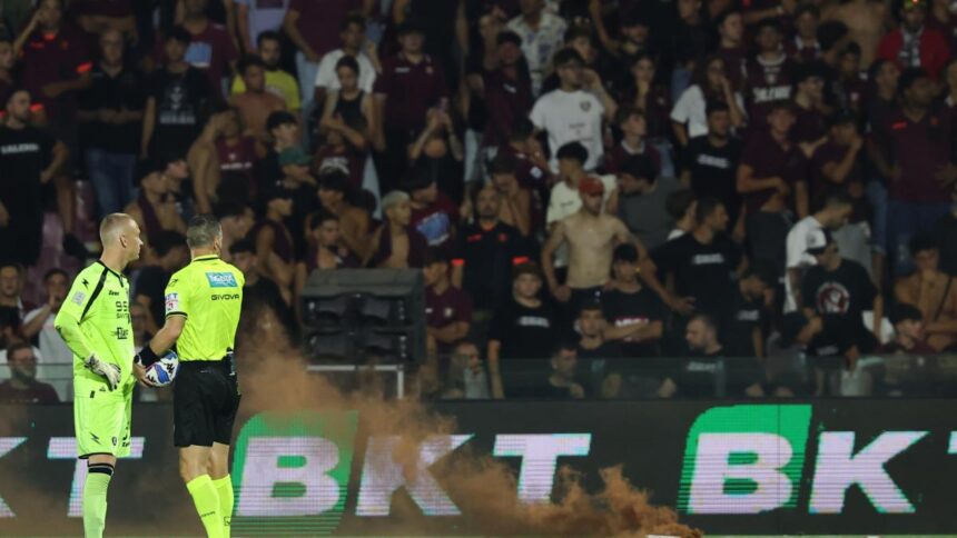 Playout Serie B, sospesa Salernitana-Sampdoria per lancio di fumogeni e seggiolini