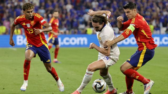 l’arbitro smentisce il Var, grandine, rigore negato e rissa