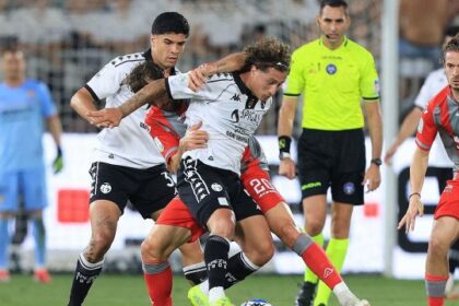 due espulsi, sette ammoniti, finale thriller, l'intervento del Var, rimonta fallita