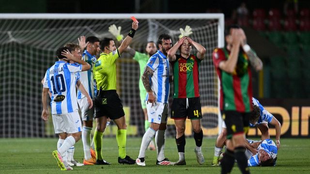 umbri furiosi, in dieci dal 12’ e manca un altro rosso. Gol annullato al Delfino