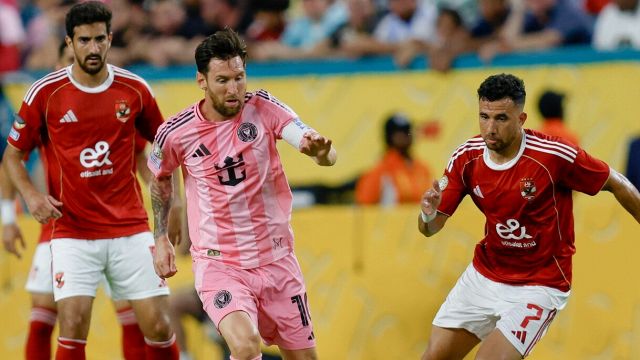 l’arbitro e il portiere salvano Messi, nel finale saltano i nervi