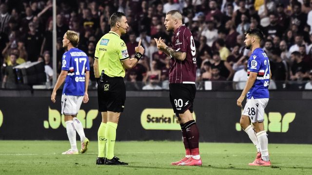 Salernitana-Sampdoria, moviola: bufera su Var e Doveri, lanci di seggiolini e petardi, polemiche infinite