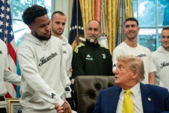 i bianconeri fanno da sfondo alle parole su Israele e Iran. La scelta di Elkann è un autogol