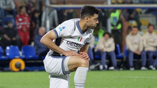 “Sto bene”. Ma l’attaccante resta bloccato a Teheran