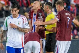 l’offside sul primo gol e i problemi dell’arbitro col Var, espulso un operatore