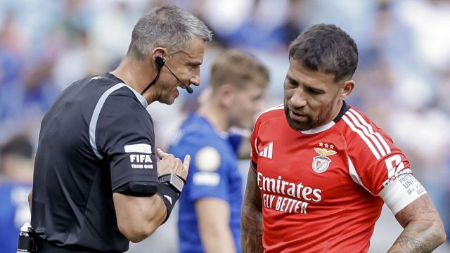 5 gol, 2 ore di stop per la tempesta, overtime e Di Bello al Var protagonista