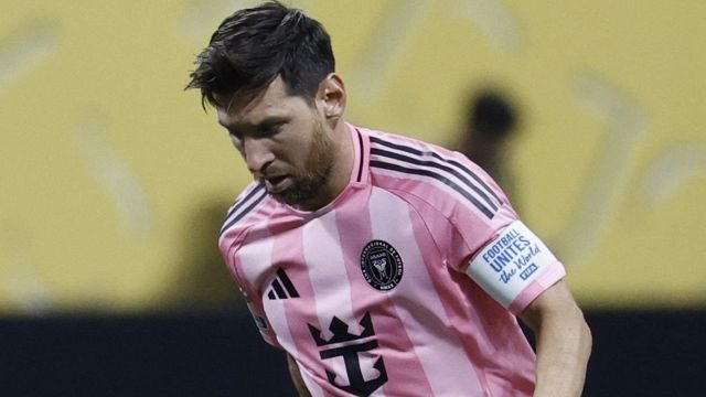 Messi record, quinta doppietta di fila e nuova magia su punizione