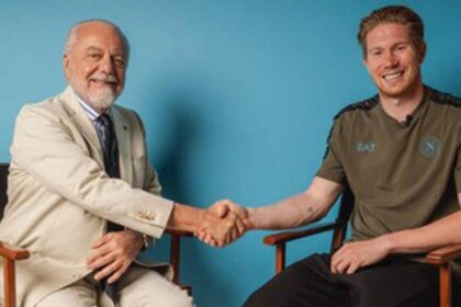 De Bruyne scopre Napoli: l'abbraccio dei fan e un blitz a Capri. Oggi l'incontro con Conte