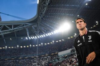 Juve, Vlahovic e il contratto: idea Milan, incontro tra Comolli e gli agenti