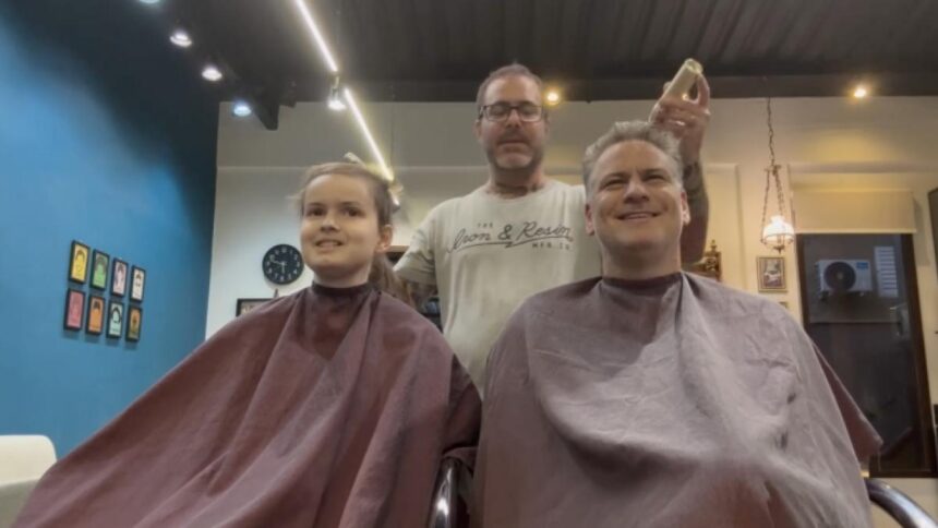 Julio Sergio e il figlio malato si radono la testa: il video virale