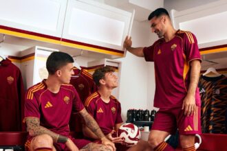 Roma, presentata la nuova maglia: torna il giallo e il rosso dei primi Anni 90