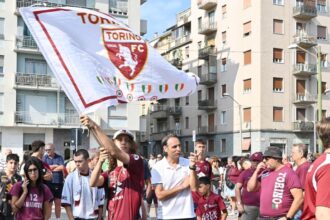 Torino, l'abbraccio dei tifosi al Filadelfia: applausi per Baroni e la squadra