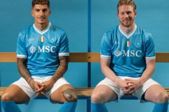 Il Napoli e EA7 presentano le nuove maglie 2025/2026, tradizione artistica e teatrale
