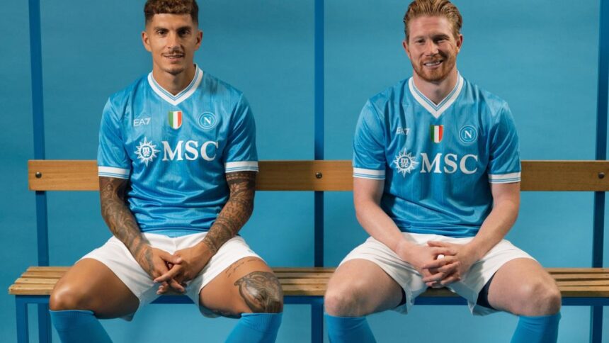 Il Napoli e EA7 presentano le nuove maglie 2025/2026, tradizione artistica e teatrale