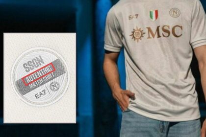 Il Napoli e quel refuso in inglese. Sulle maglie "authentic" diventa "autenthic"