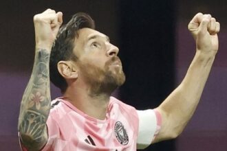 un'altra doppietta e dribbling senza toccar palla