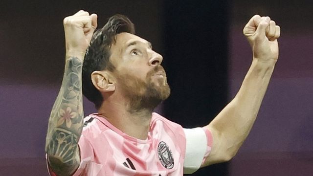 un'altra doppietta e dribbling senza toccar palla